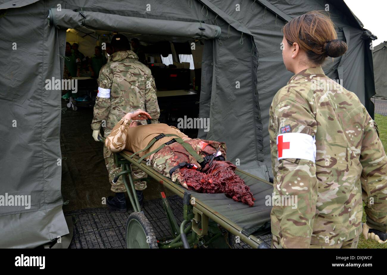 Eine vollständige Mobile tented Krankenhaus, die OP-Säle, Röntgen, MRT, Bildverstärker alle bereit für sofortige Aktion hat bei Bedarf. Diese Armee Veranstaltung in Upavon, Wiltshire zeigte der Spezialist, Kampf und Durchsetzungsfähigkeit der "Force Truppe Befehle" und seine Fähigkeit, Kapazität, Kontingenz und Widerstandsfähigkeit der Armee in der Zukunft. Es werden einige der neuesten Ausrüstung zur Verfügung. Die FTC hat etwa 36.000 Regular und Reserve-Soldaten unter seinem Befehl. 26. März 2014 Bild von Geoff Moore/Dorset-Medienservice Stockfoto