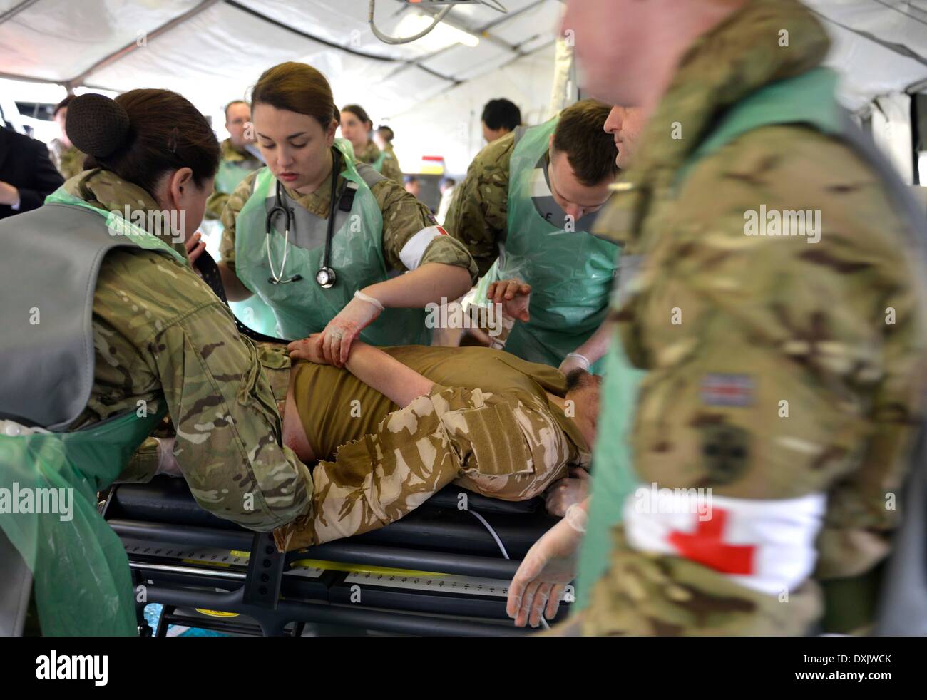 Eine vollständige Mobile tented Krankenhaus, die OP-Säle, Röntgen, MRT, Bildverstärker alle bereit für sofortige Aktion hat bei Bedarf. Diese Armee Veranstaltung in Upavon, Wiltshire zeigte der Spezialist, Kampf und Durchsetzungsfähigkeit der "Force Truppe Befehle" und seine Fähigkeit, Kapazität, Kontingenz und Widerstandsfähigkeit der Armee in der Zukunft. Es werden einige der neuesten Ausrüstung zur Verfügung. Die FTC hat etwa 36.000 Regular und Reserve-Soldaten unter seinem Befehl. 26. März 2014 Bild von Geoff Moore/Dorset-Medienservice Stockfoto