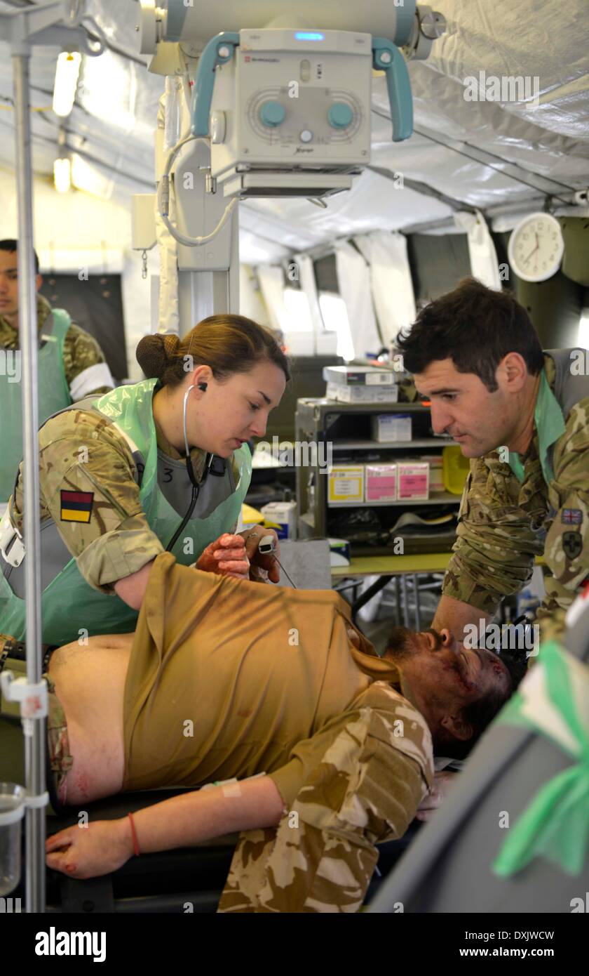 Eine vollständige Mobile tented Krankenhaus, die OP-Säle, Röntgen, MRT, Bildverstärker alle bereit für sofortige Aktion hat bei Bedarf. Diese Armee Veranstaltung in Upavon, Wiltshire zeigte der Spezialist, Kampf und Durchsetzungsfähigkeit der "Force Truppe Befehle" und seine Fähigkeit, Kapazität, Kontingenz und Widerstandsfähigkeit der Armee in der Zukunft. Es werden einige der neuesten Ausrüstung zur Verfügung. Die FTC hat etwa 36.000 Regular und Reserve-Soldaten unter seinem Befehl. 26. März 2014 Bild von Geoff Moore/Dorset-Medienservice Stockfoto