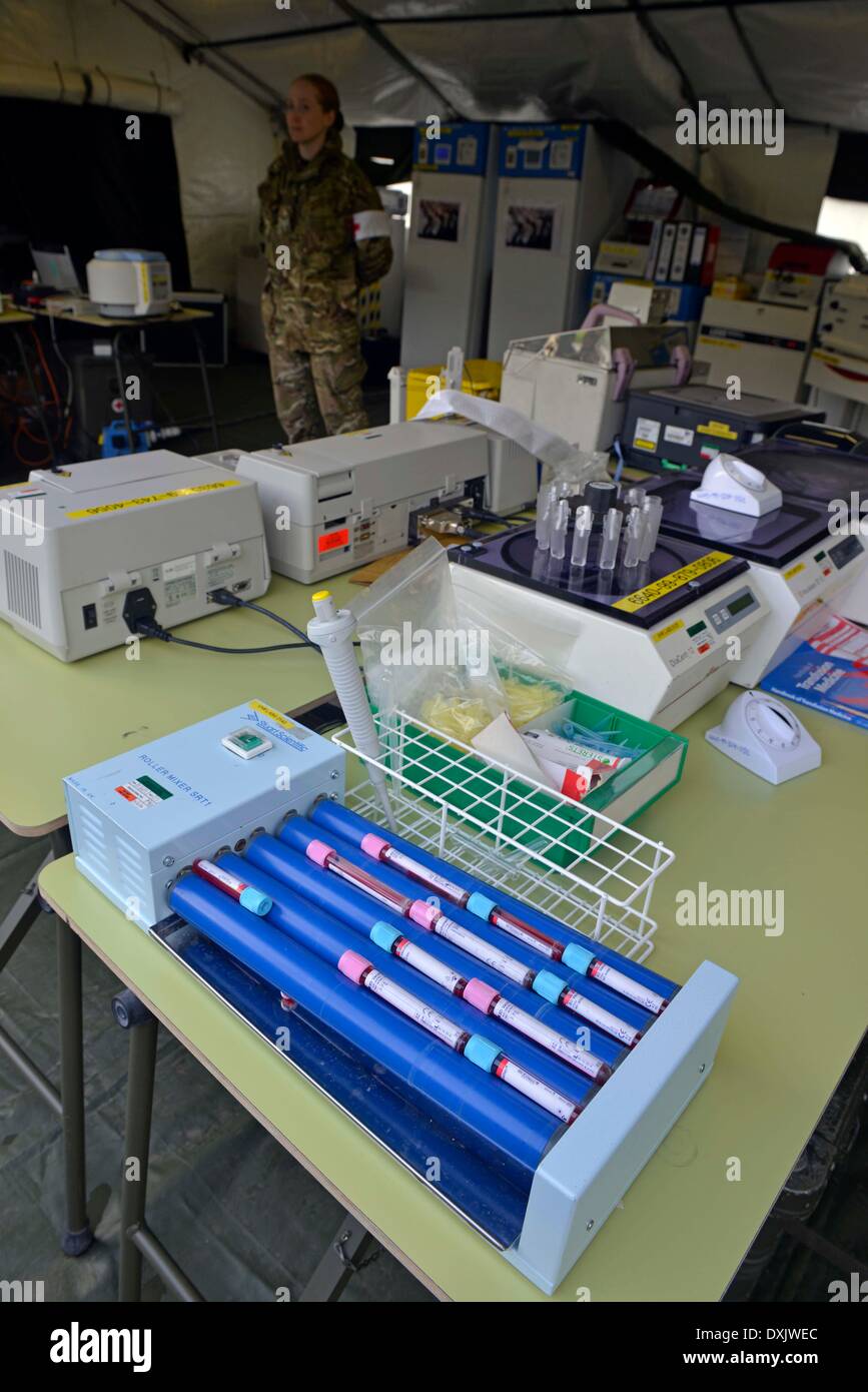 Eine vollständige Mobile tented Krankenhaus, die OP-Säle, Röntgen, MRT, Bildverstärker alle bereit für sofortige Aktion hat bei Bedarf. Diese Armee Veranstaltung in Upavon, Wiltshire zeigte der Spezialist, Kampf und Durchsetzungsfähigkeit der "Force Truppe Befehle" und seine Fähigkeit, Kapazität, Kontingenz und Widerstandsfähigkeit der Armee in der Zukunft. Es werden einige der neuesten Ausrüstung zur Verfügung. Die FTC hat etwa 36.000 Regular und Reserve-Soldaten unter seinem Befehl. 26. März 2014 Bild von Geoff Moore/Dorset-Medienservice Stockfoto