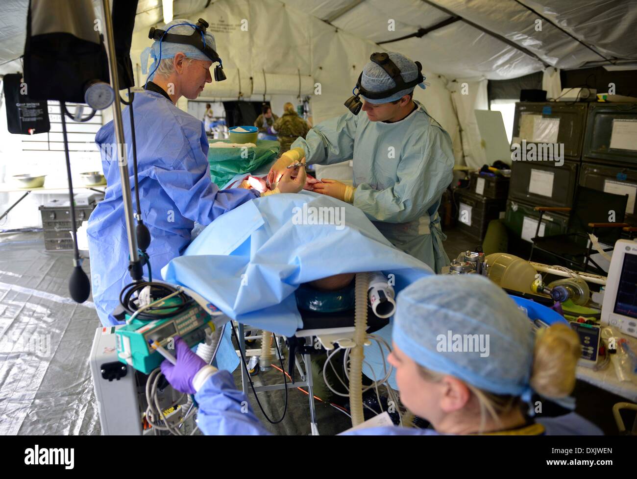 Eine vollständige Mobile tented Krankenhaus, die OP-Säle, Röntgen, MRT, Bildverstärker alle bereit für sofortige Aktion hat bei Bedarf. Diese Armee Veranstaltung in Upavon, Wiltshire zeigte der Spezialist, Kampf und Durchsetzungsfähigkeit der "Force Truppe Befehle" und seine Fähigkeit, Kapazität, Kontingenz und Widerstandsfähigkeit der Armee in der Zukunft. Es werden einige der neuesten Ausrüstung zur Verfügung. Die FTC hat etwa 36.000 Regular und Reserve-Soldaten unter seinem Befehl. 26. März 2014 Bild von Geoff Moore/Dorset-Medienservice Stockfoto