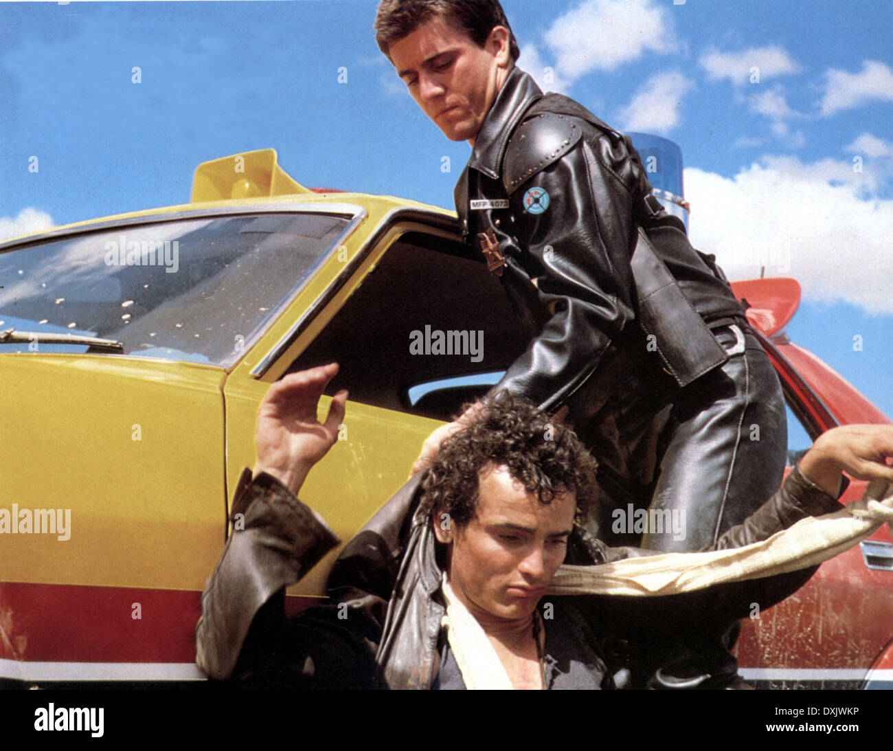 MAD MAX (AUS 1979) MEL GIBSON oben und TIM BURNS Stockfoto