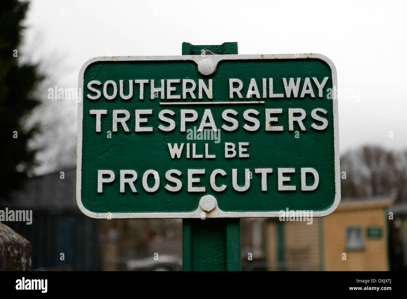 Southern Railway Warnschild in Kingscote Bahnhof, Bluebell Railway Stockfoto