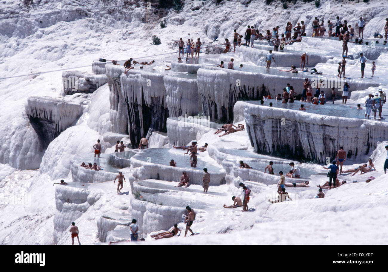 Pamukkale Turkei Naturlichem Kalkstein Formation Menschen Baden In Travertin Terrassen Hotsprings Zum Unesco Weltkulturerbe Stockfotografie Alamy