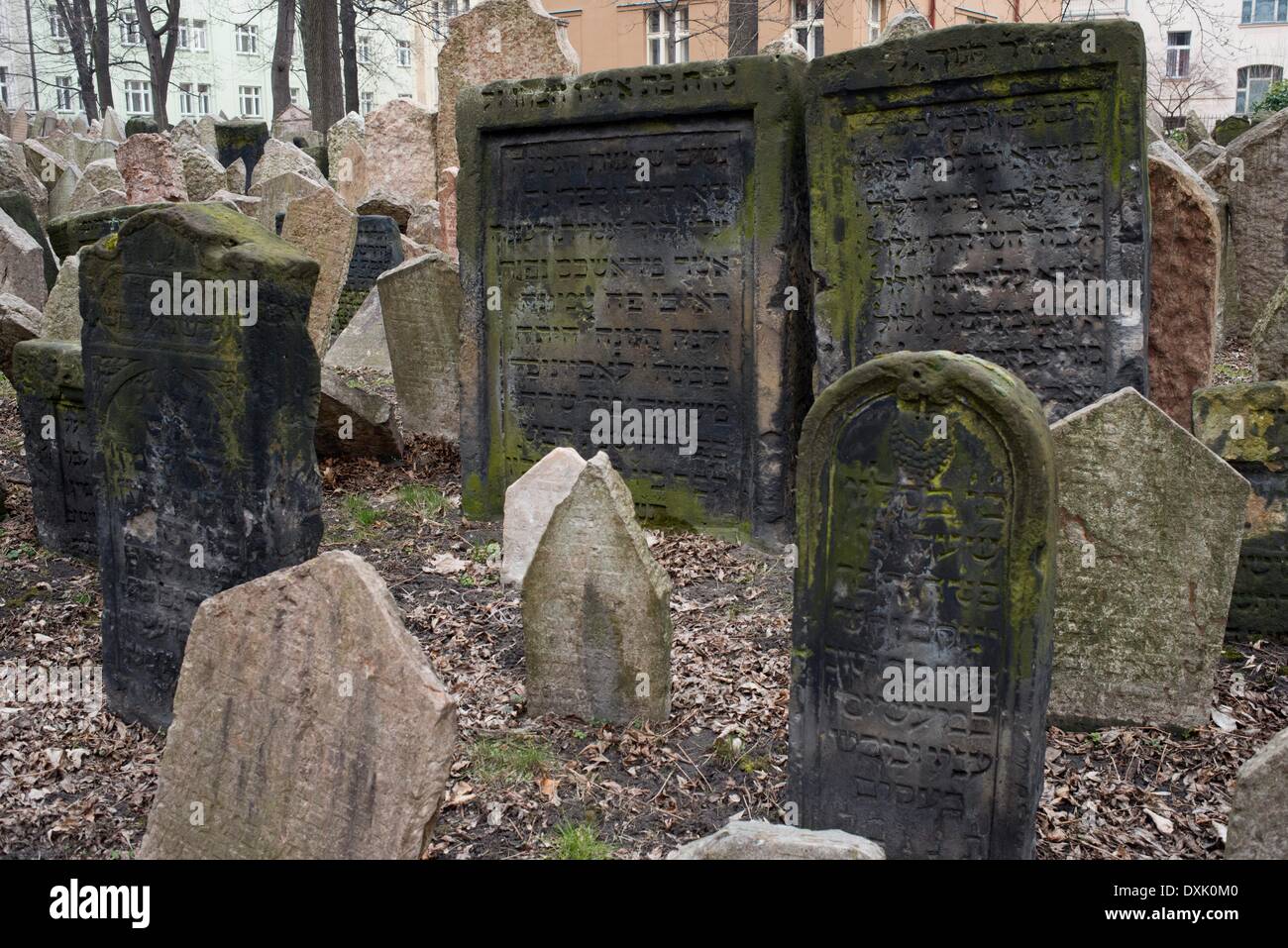 Der alte jüdische Friedhof in Prag. Der alte jüdische Friedhof in Prag (Tschechisch: Alter jüdischer Friedhof) befindet sich im jüdischen Viertel von Prag (Tschechische Republik, die Josefstadt (Josefov). - April 2013 Stockfoto