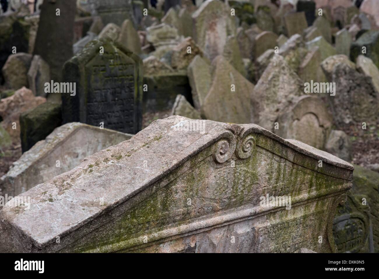 Der alte jüdische Friedhof in Prag. Der alte jüdische Friedhof in Prag (Tschechisch: Alter jüdischer Friedhof) befindet sich im jüdischen Viertel von Prag (Tschechische Republik, die Josefstadt (Josefov). - April 2013 Stockfoto