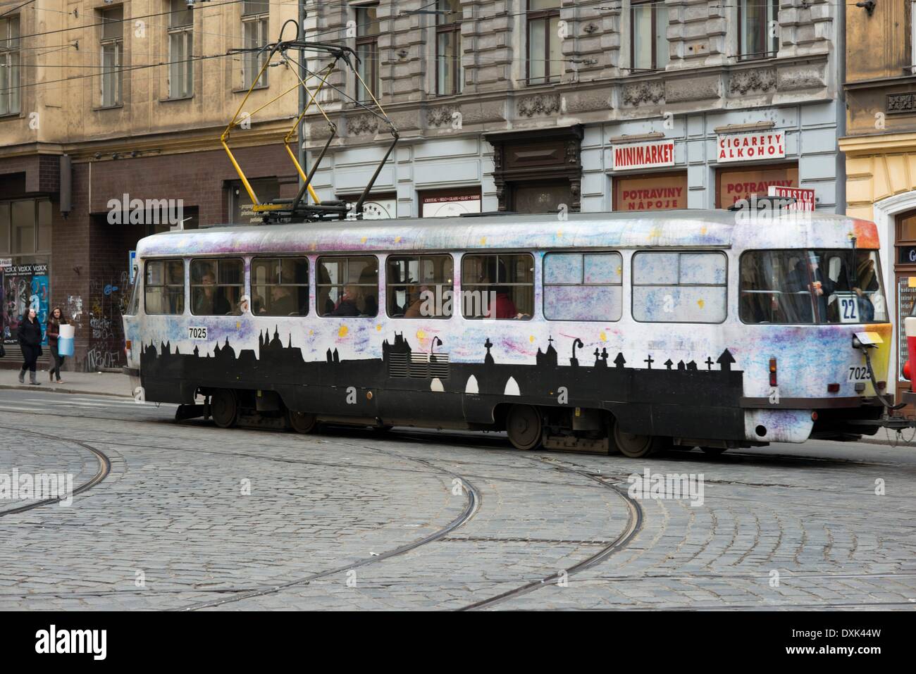 Straßenbahnen in Prag. Das Prager Straßenbahnnetz ist 135 Kilometer und hat 25 tagsüber Linien und 9 in der Nacht. In Kombination mit dem Messgerät ermöglicht es, jeden Punkt der Stadt erreichen. April 2013 Stockfoto