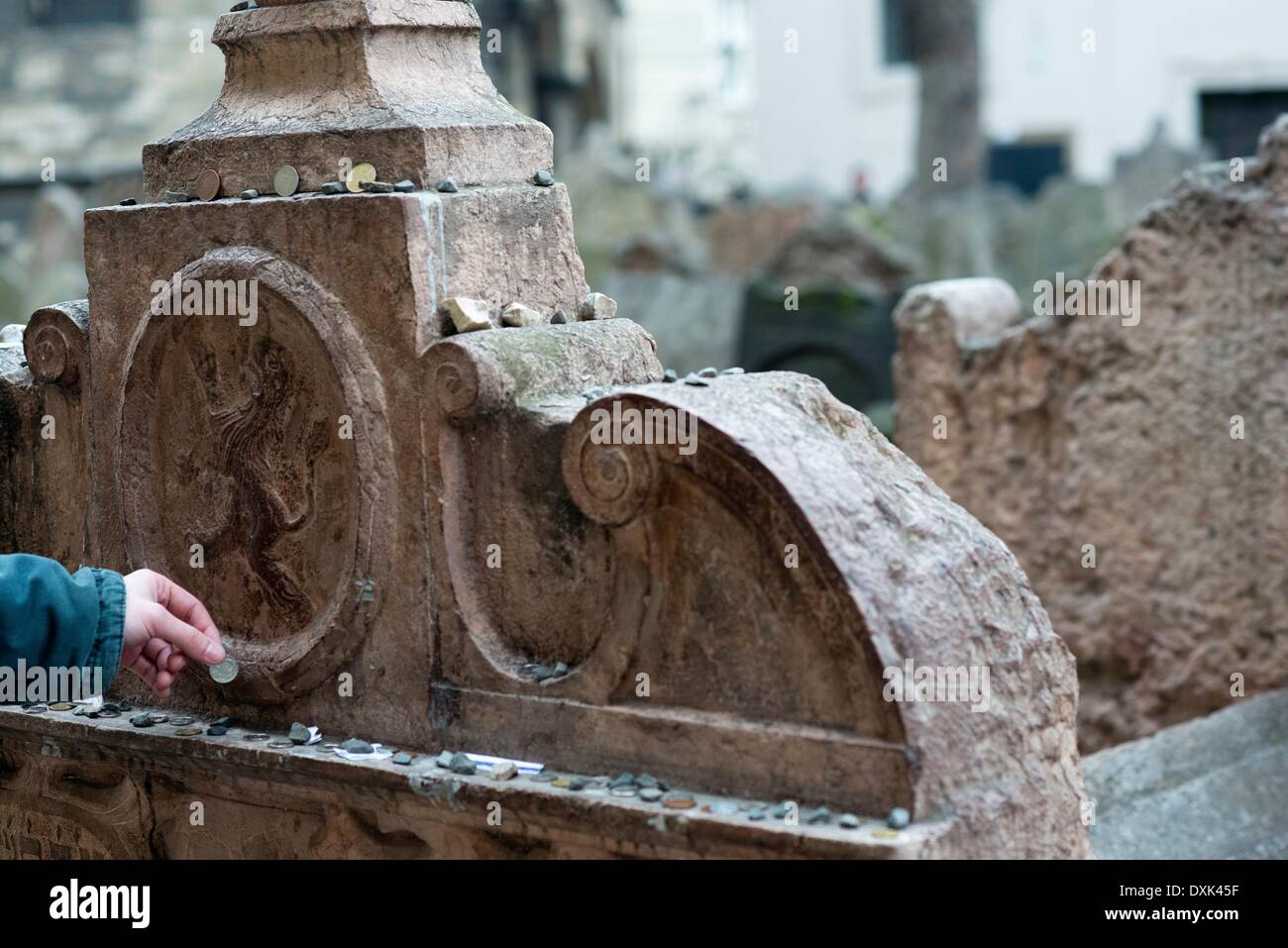 Karlsbrücke. Unter den 30 Statuen von der Karlsbrücke entfernt zeichnet sich der San Juan Nepomuceno; Wo dürfen Sie nicht vergessen, das Bronzerelief zu seinen Füßen zu berühren. April 2013 Stockfoto