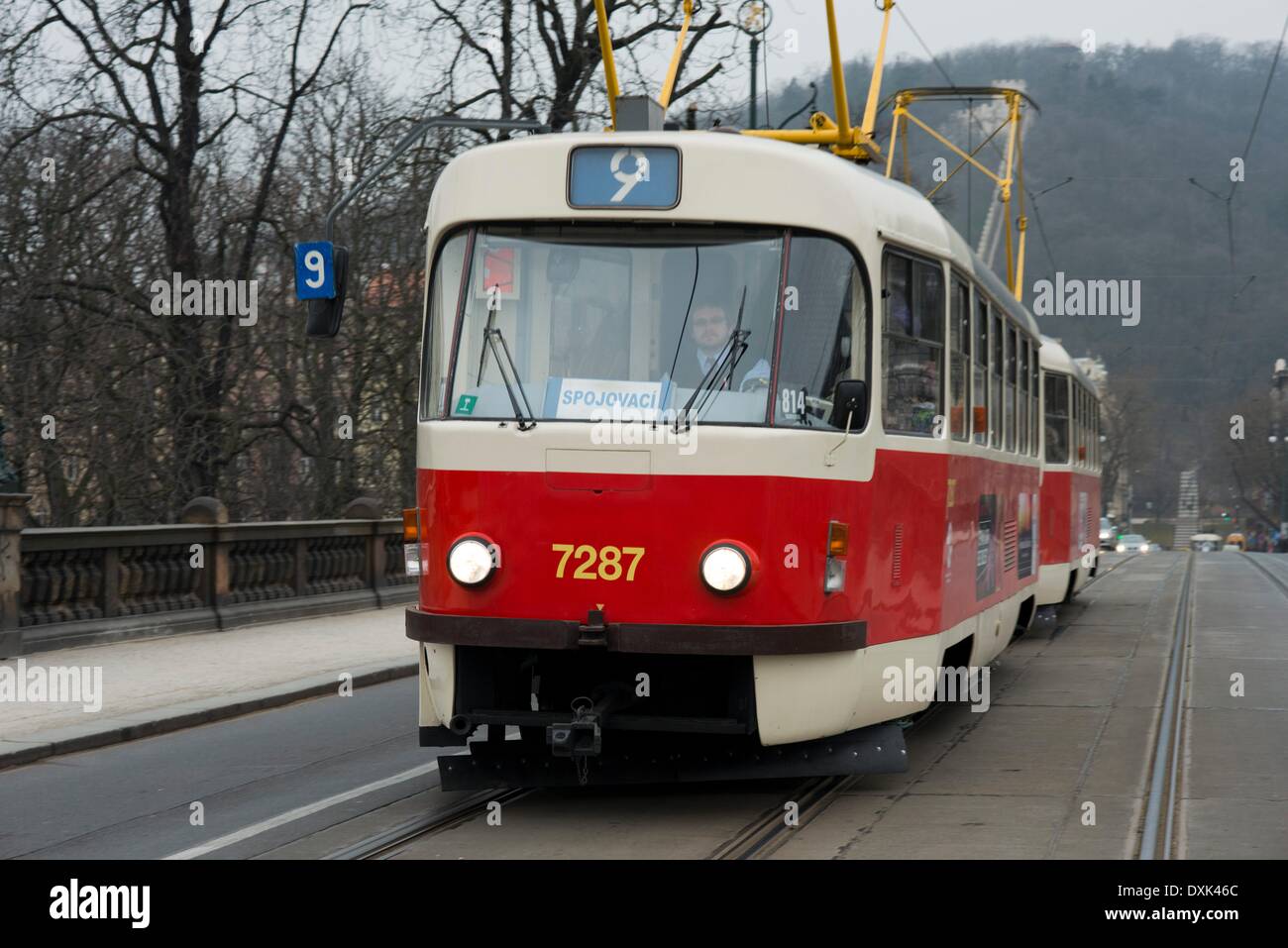 Straßenbahnen in Prag. Das Prager Straßenbahnnetz ist 135 Kilometer und hat 25 tagsüber Linien und 9 in der Nacht. In Kombination mit dem Messgerät ermöglicht es, jeden Punkt der Stadt erreichen. April 2013 Stockfoto