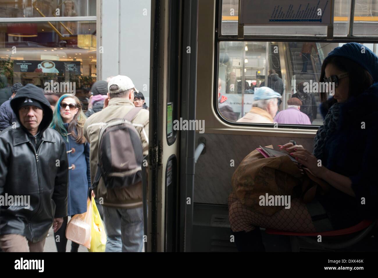 Straßenbahnen in Prag. Das Prager Straßenbahnnetz ist 135 Kilometer und hat 25 tagsüber Linien und 9 in der Nacht. In Kombination mit dem Messgerät ermöglicht es, jeden Punkt der Stadt erreichen. -April 2013. Stockfoto