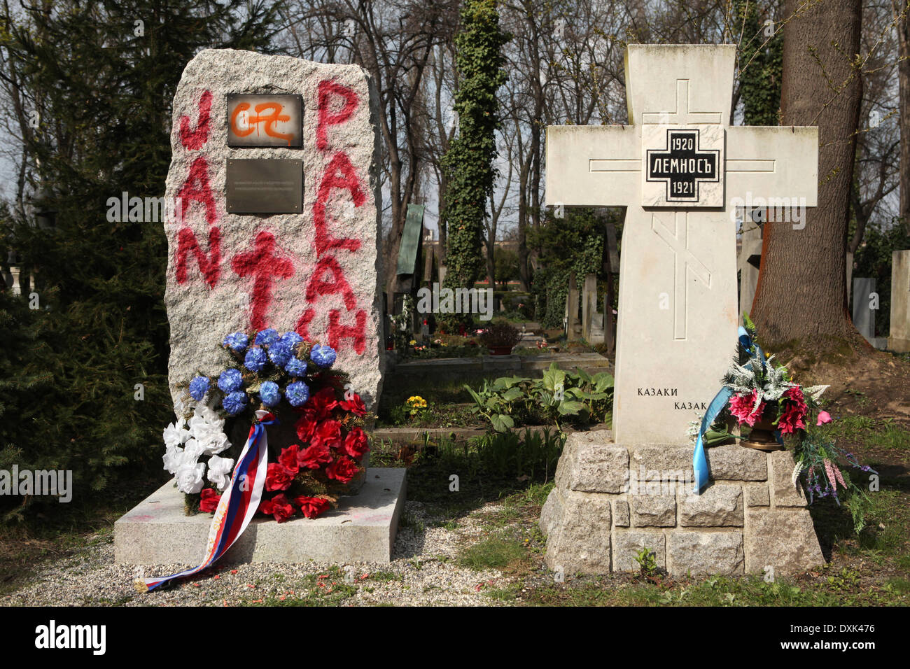 Prag, Tschechische Republik. 26. März 2014. Ein Denkmal für die sowjetischen Soldaten in Afghanistan gefallenen 1979-1989 gesehen mit Sprühfarbe mit Graffiti an der Olsany Friedhof geschaendet eröffnet in Prag, Tschechische Republik. Der Name von Jan Palach auf dem Denkmal erschienen. Jan Palach wurde ein tschechischer Student, Selbstmord, indem sie sich verpflichtet - selbstverbrennung im Januar 1969 als politischer Protest gegen die sowjetische Invasion 1968 in der Tschechoslowakei. Das Denkmal für die sowjetischen Soldaten war einen Monat gesprüht, nachdem es im Februar 2014 eröffnet wurde. Stockfoto