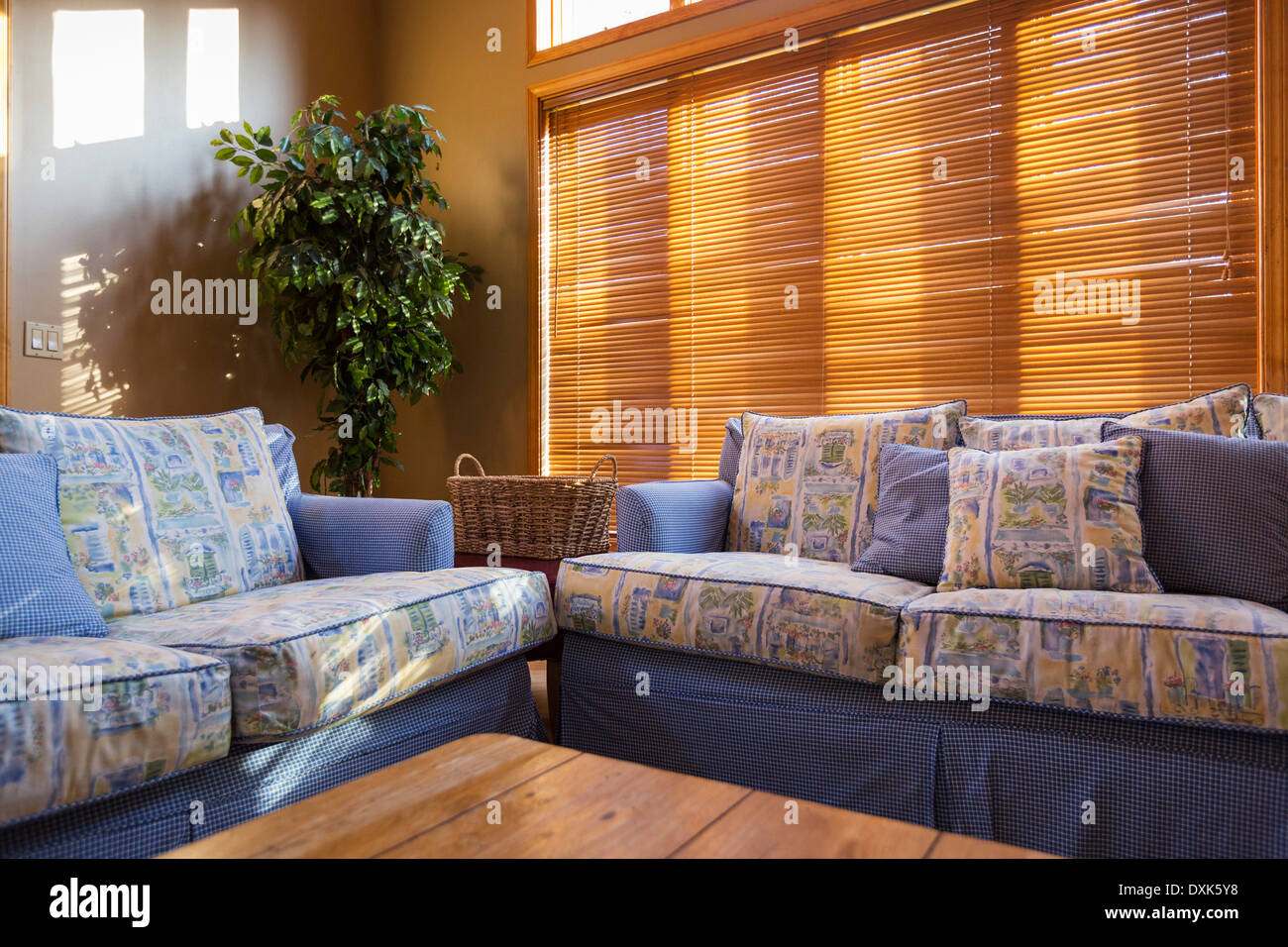Holz Jalousien hinter Sofas im Wohnzimmer Stockfoto