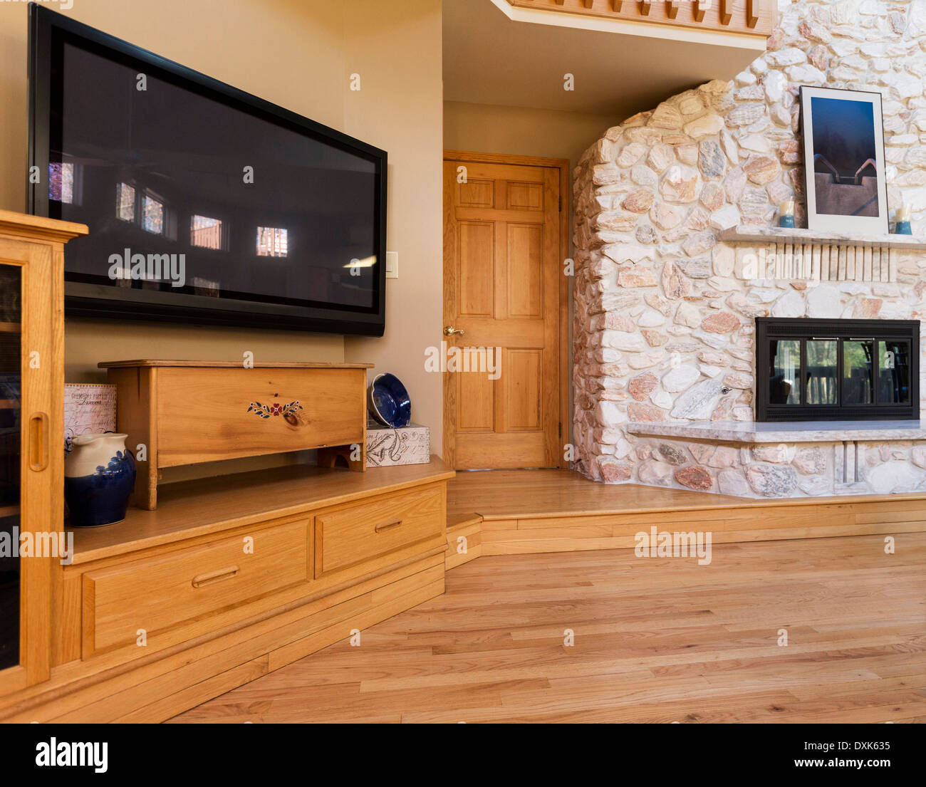 Hartholz-Fußboden und Schränke unter Flachbild-TV Stockfoto