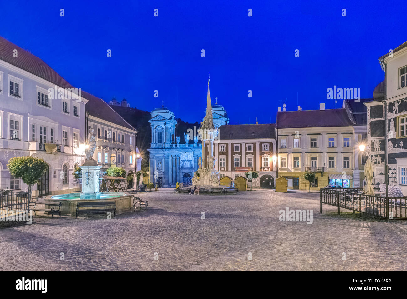Beleuchteten Piazza in der Morgendämmerung, Prag, Mittelböhmen, Tschechien Stockfoto