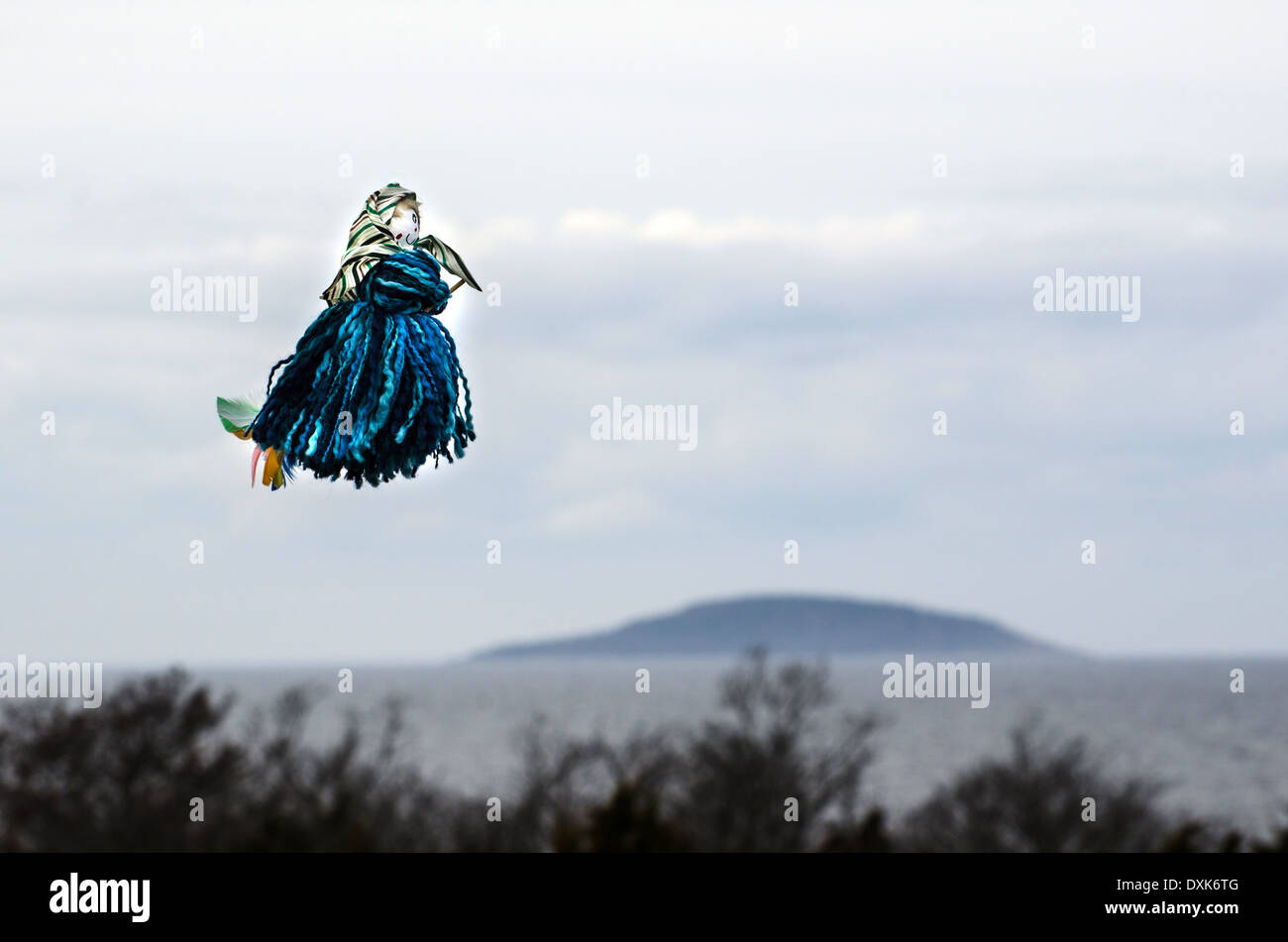 Ostern-Hexe fliegen auf der blauen Insel, schwedischer tradition Stockfoto
