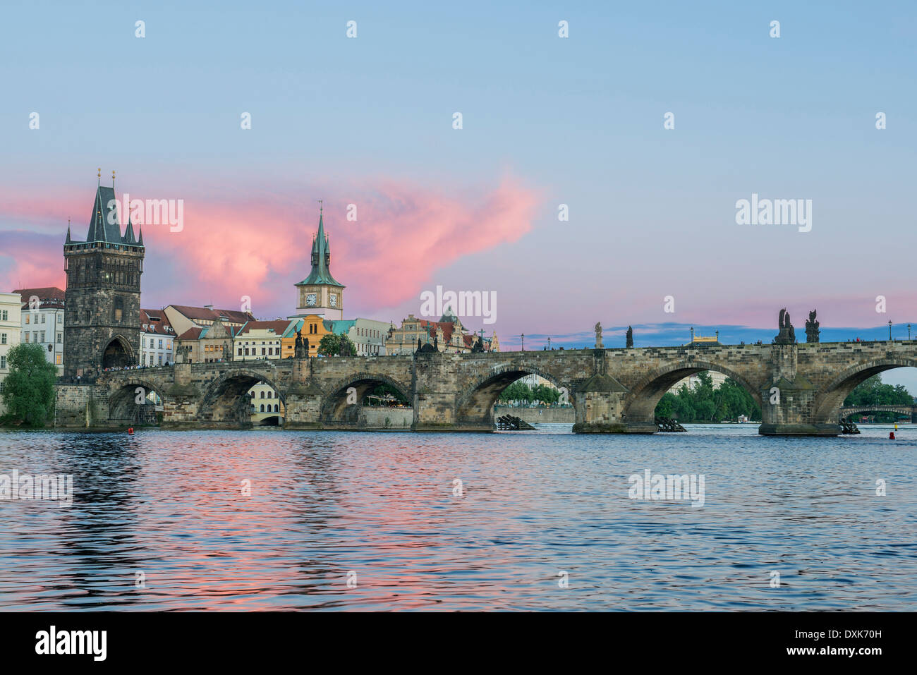 Karlsbrücke und Stadt bei Sonnenuntergang, Prag, Tschechische Republik Stockfoto