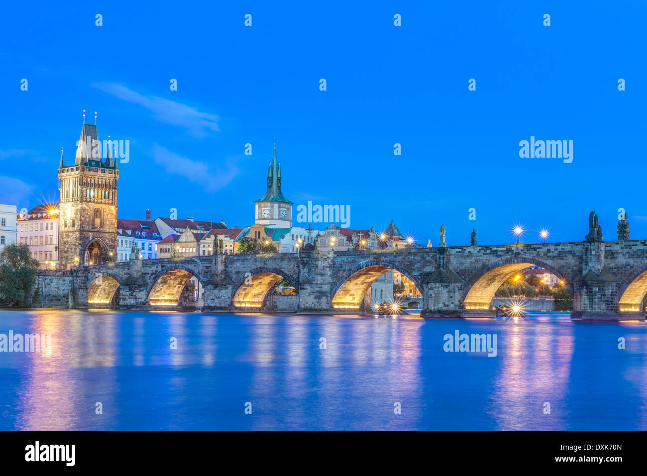 Karlsbrücke und Stadt beleuchtet in der Abenddämmerung, Prag, Tschechische Republik Stockfoto