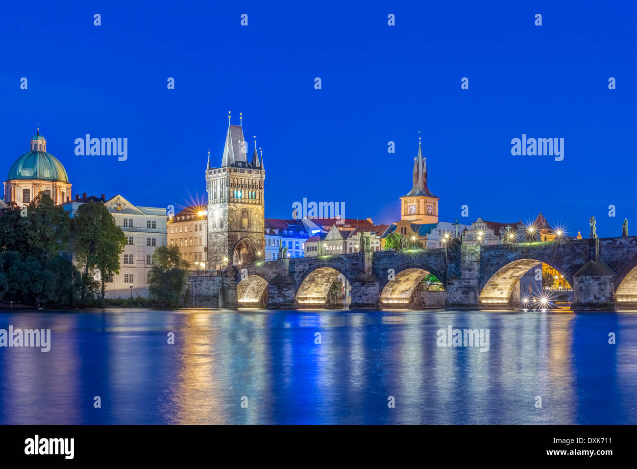 Karlsbrücke und Stadt beleuchtet in der Abenddämmerung, Prag, Tschechische Republik Stockfoto