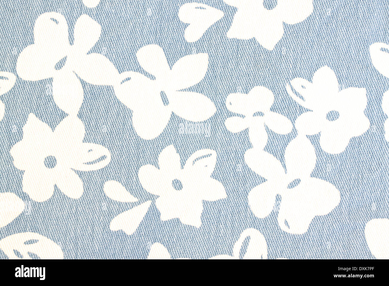 Weiße Blumenmuster auf blauem Stoff für den Hintergrund. Stockfoto