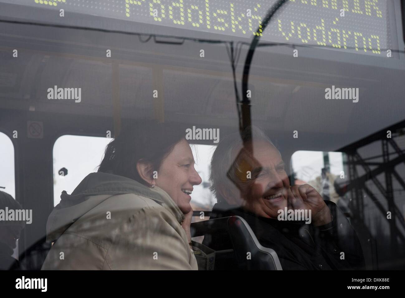 Innen Straßenbahnen in Prag. Das Prager Straßenbahnnetz ist 135 Kilometer und hat 25 tagsüber Linien und 9 in der Nacht. In Kombination mit dem Messgerät ermöglicht es, jeden Punkt der Stadt erreichen. -April 2013. Stockfoto