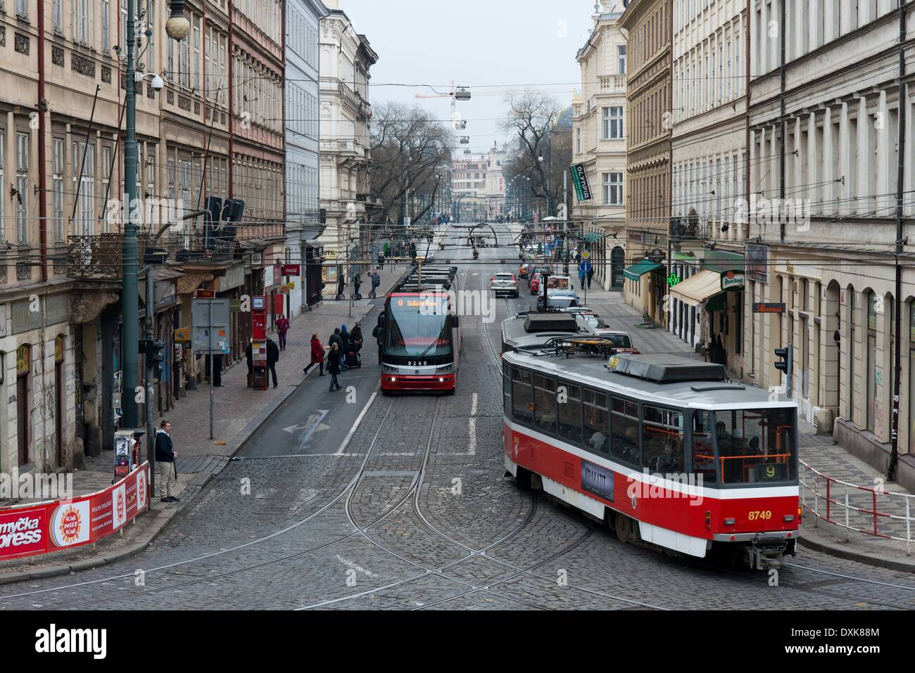 Straßenbahnen in Prag. Das Prager Straßenbahnnetz ist 135 Kilometer und hat 25 tagsüber Linien und 9 in der Nacht. In Kombination mit dem Messgerät ermöglicht es, jeden Punkt der Stadt erreichen. -April 2013. Stockfoto