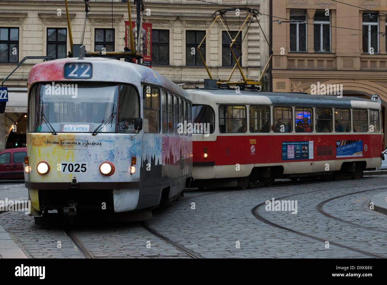 Straßenbahnen in Prag. Das Prager Straßenbahnnetz ist 135 Kilometer und hat 25 tagsüber Linien und 9 in der Nacht. In Kombination mit dem Messgerät ermöglicht es, jeden Punkt der Stadt erreichen. -April 2013. Stockfoto