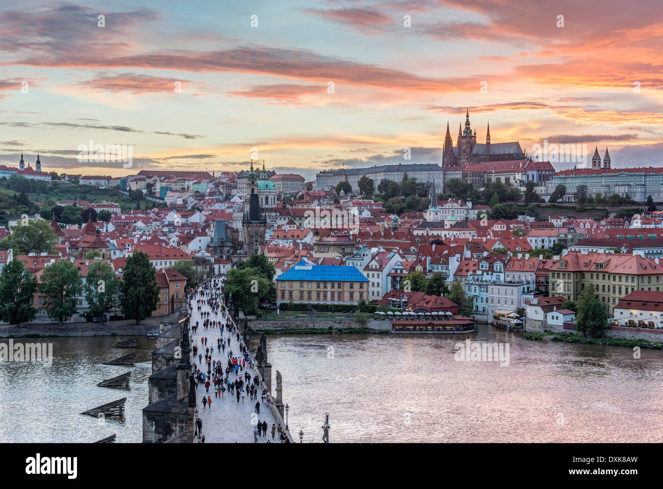 Karlsbrücke, Prager Burg und die Stadt bei Sonnenuntergang, Prag, Tschechische Republik Stockfoto