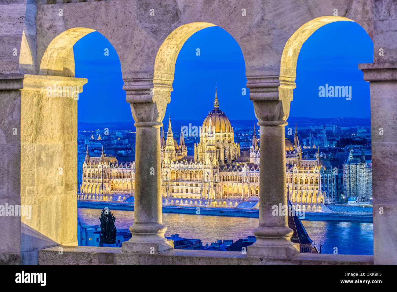 Ansicht des Parlamentsgebäudes beleuchtet in der Abenddämmerung, Budapest, Ungarn Stockfoto