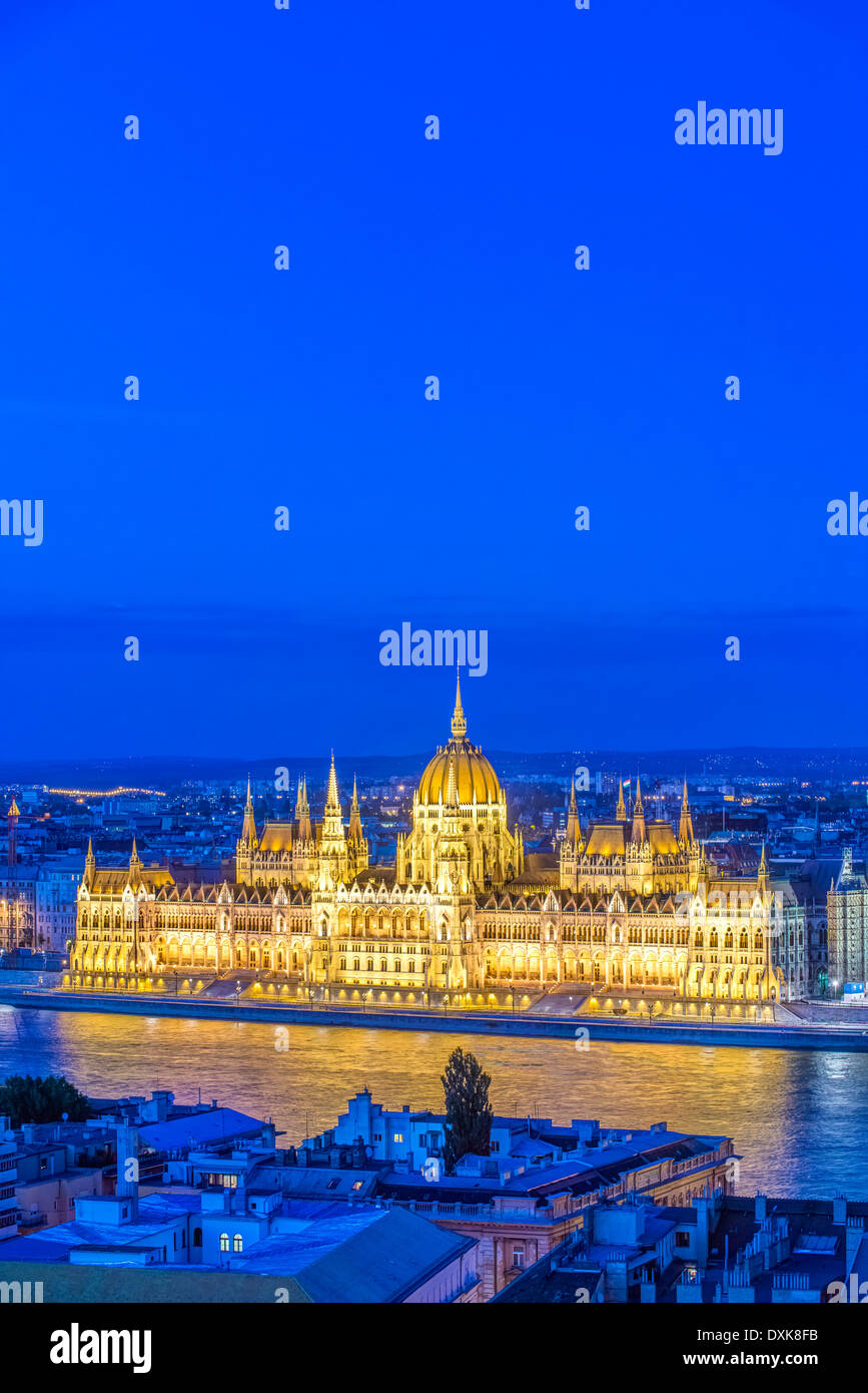 Ansicht des Parlamentsgebäudes beleuchtet in der Abenddämmerung, Budapest, Ungarn Stockfoto