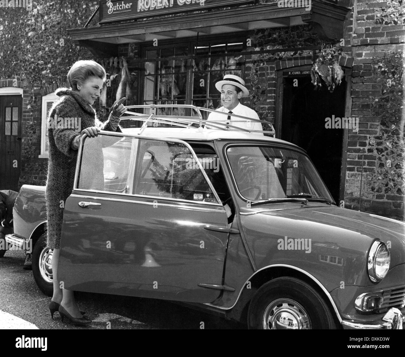 DAS HEXEN (BR1966) JOAN FONTAINE AUTOMOBIL: RILEY Stockfoto