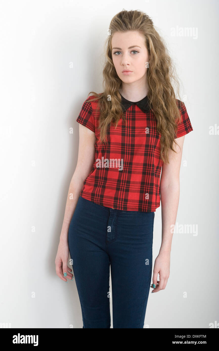 Porträt von ein ziemlich junges Mädchen trug ein Tartan-Top. Stockfoto