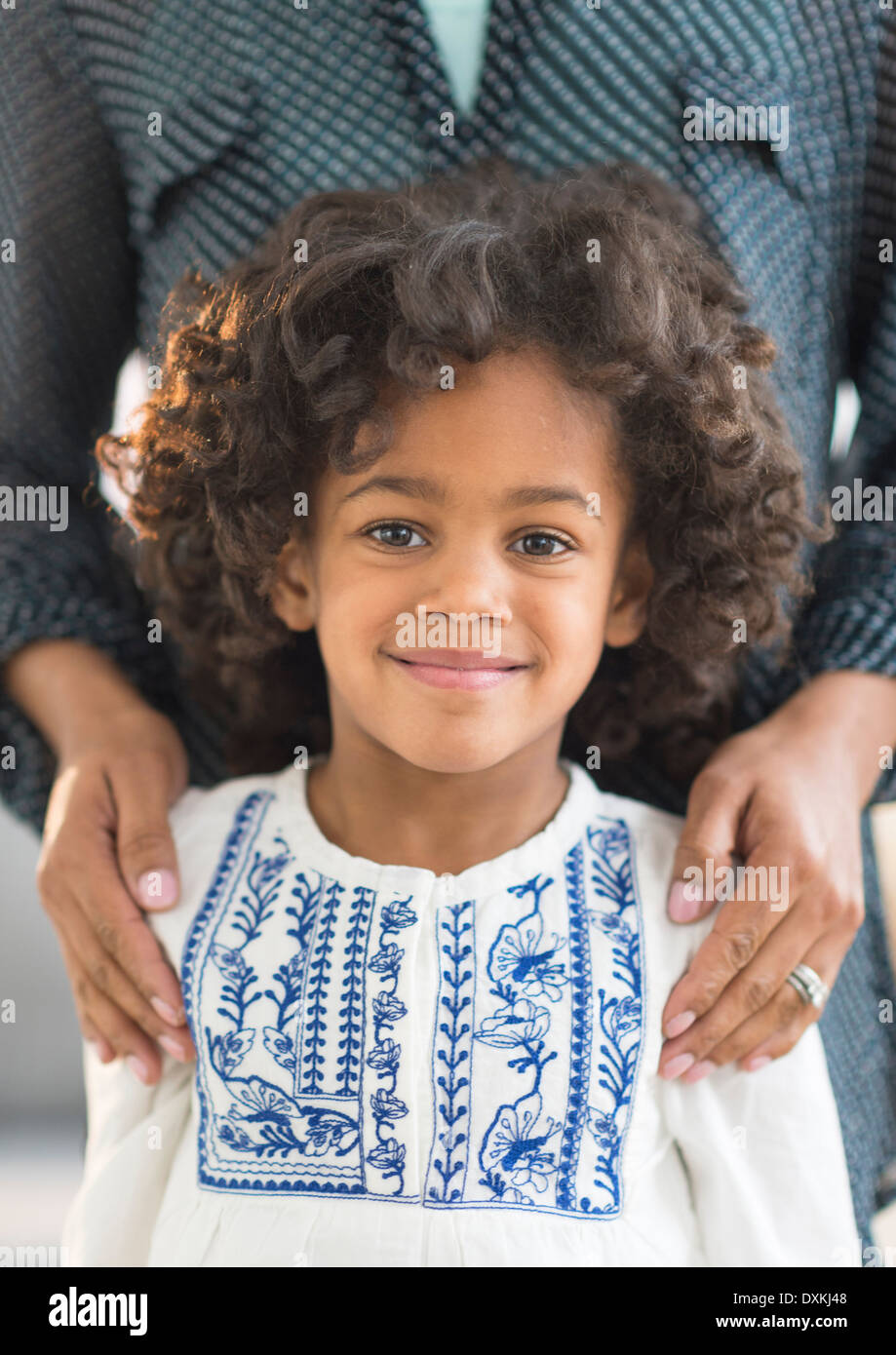Porträt des Lächelns afroamerikanischen Mädchens Nahaufnahme Stockfoto