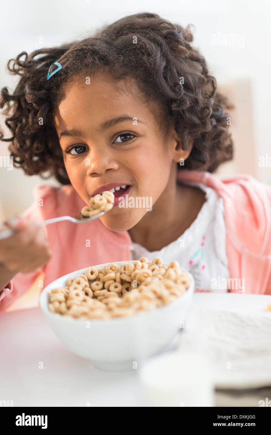Porträt des afroamerikanischen Mädchen essen Müsli Stockfoto