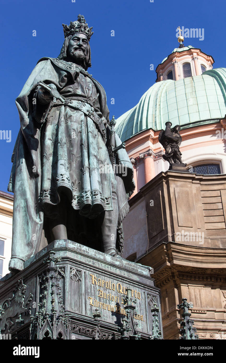 Statue des tschechischen Königs Karl IV., Ritter des Kreuzplatzes, Altstadt, Prag Stockfoto