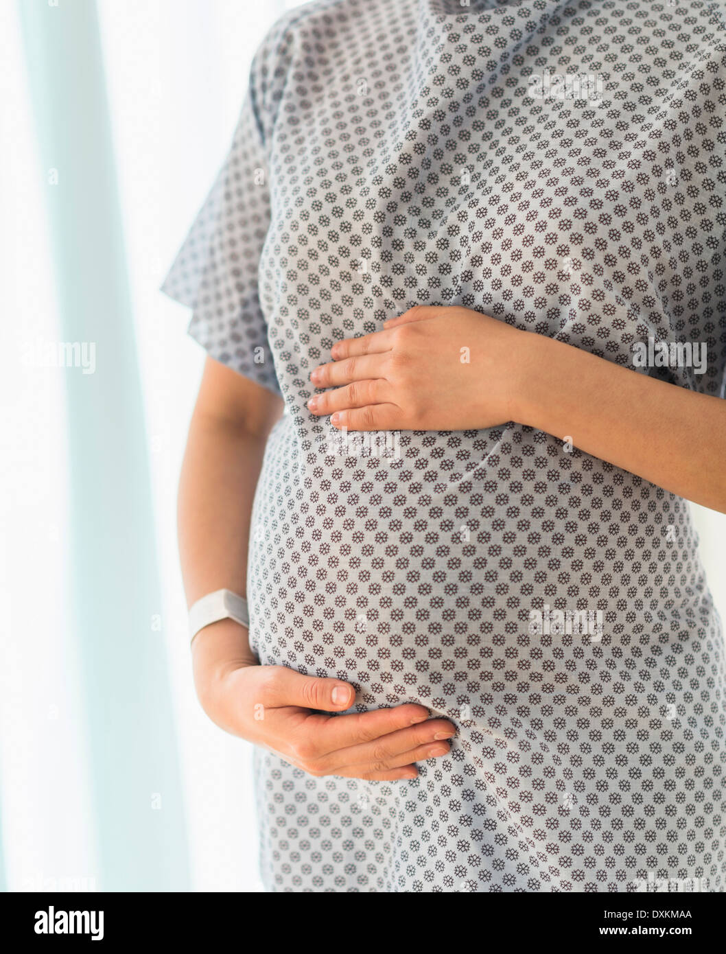 Nahaufnahme eines japanischen Schwangere in Krankenhemd Stockfoto