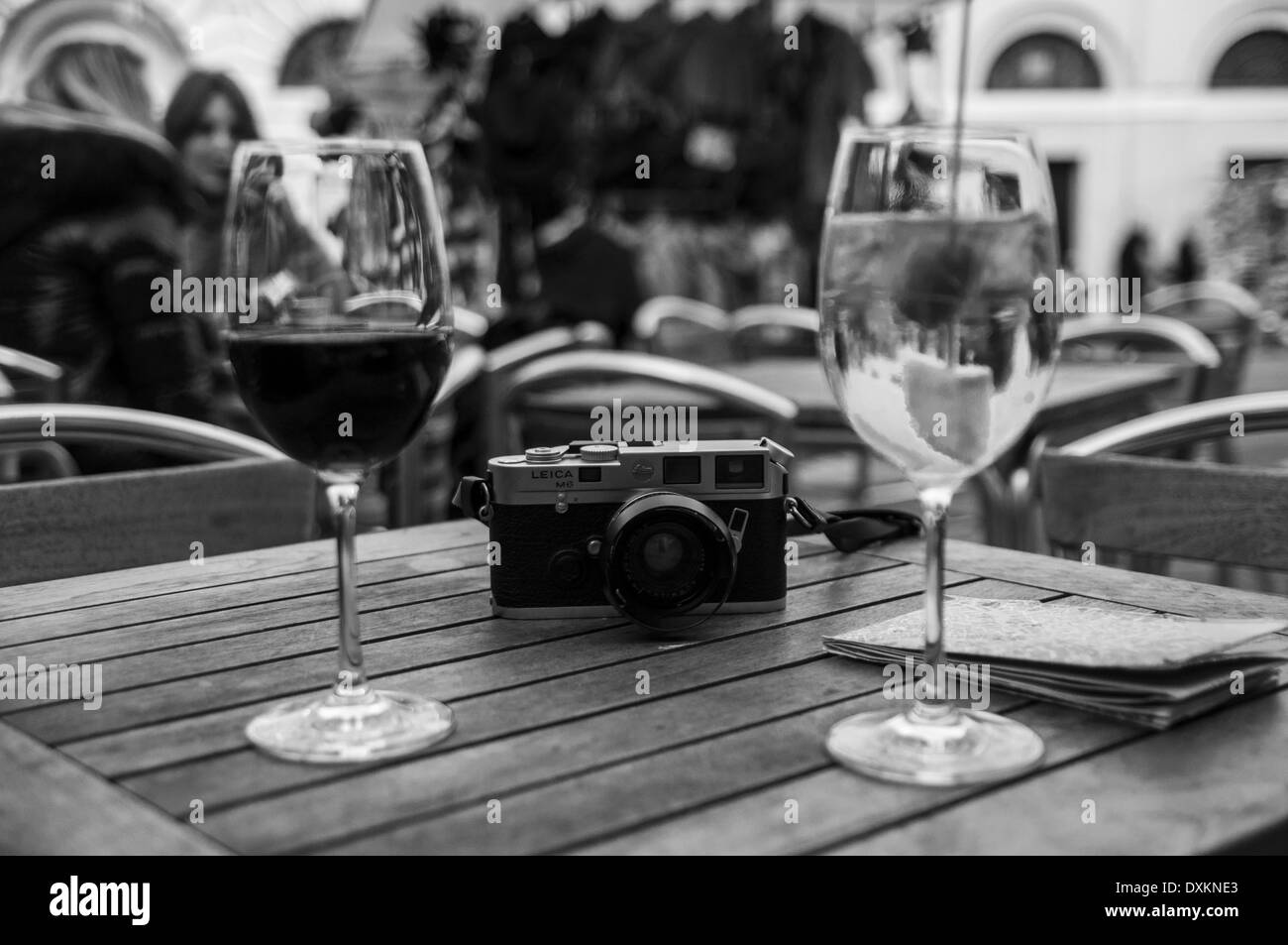 eine Leica, guter Freund während einer Reise nur für sich jetzt als es war vor Jahren noch brillant in einen Moment der Entspannung Stockfoto