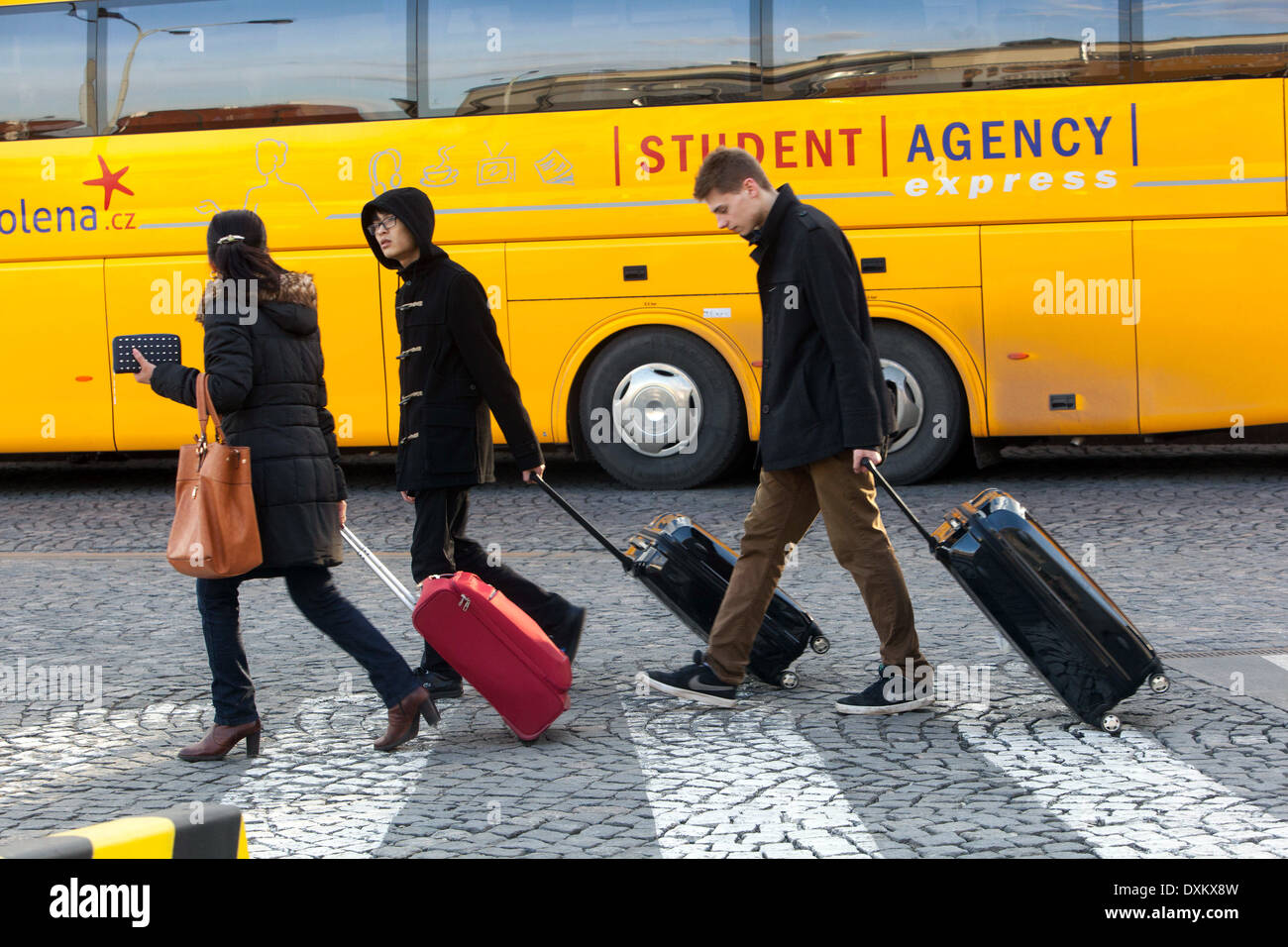 Prager Busbahnhof Prag Florenc Menschen, die mit Gepäck reisen Stockfoto