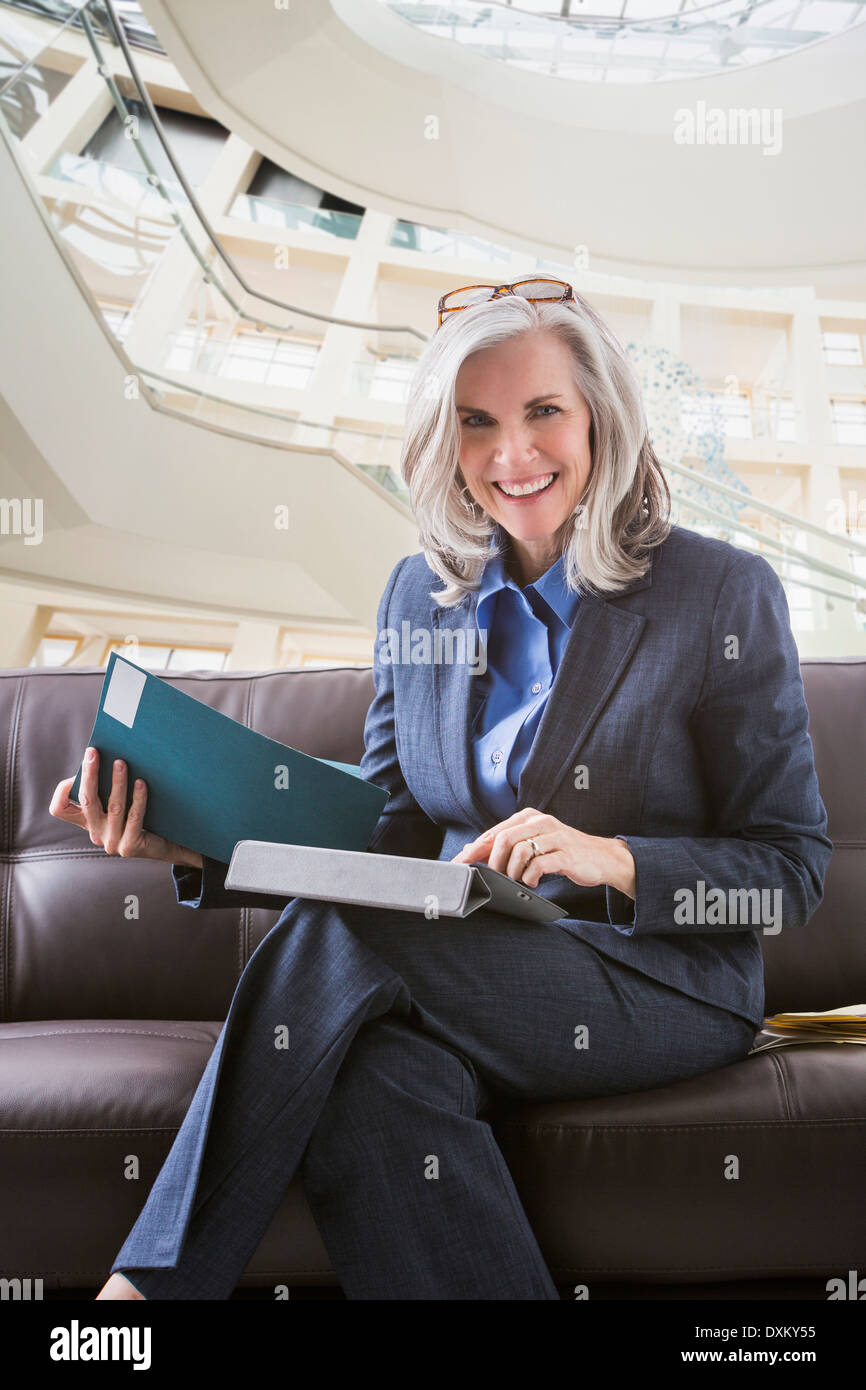 Lächelnd kaukasischen Geschäftsfrau mit digital-Tablette Stockfoto