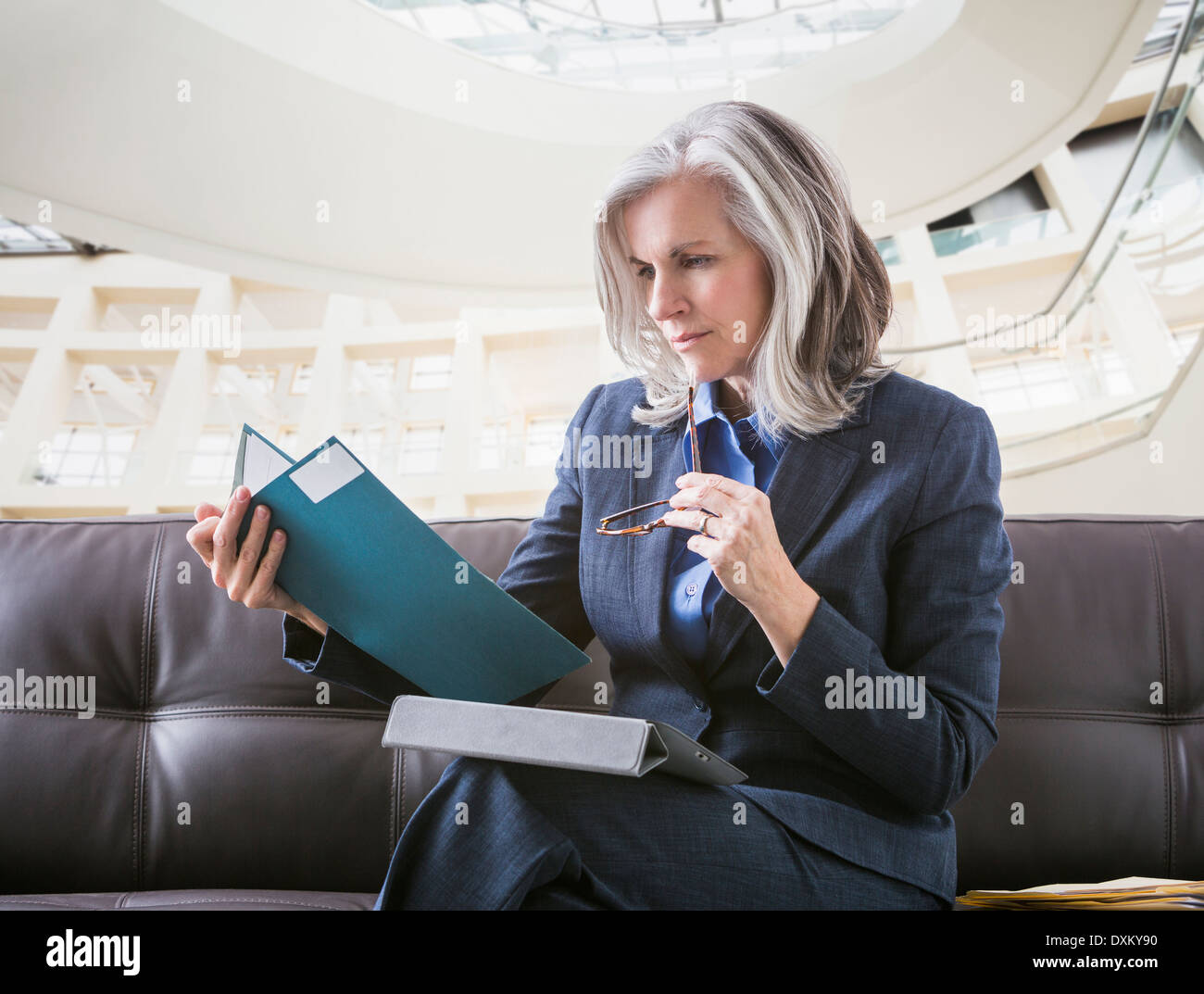 Kaukasische Geschäftsfrau mit digital-Tablette Stockfoto