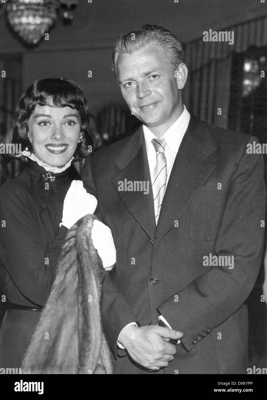 Amerikanische Schauspieler PHYLLIS KIRK und DAN O'HERLIHY an eine zentrale Stockfoto