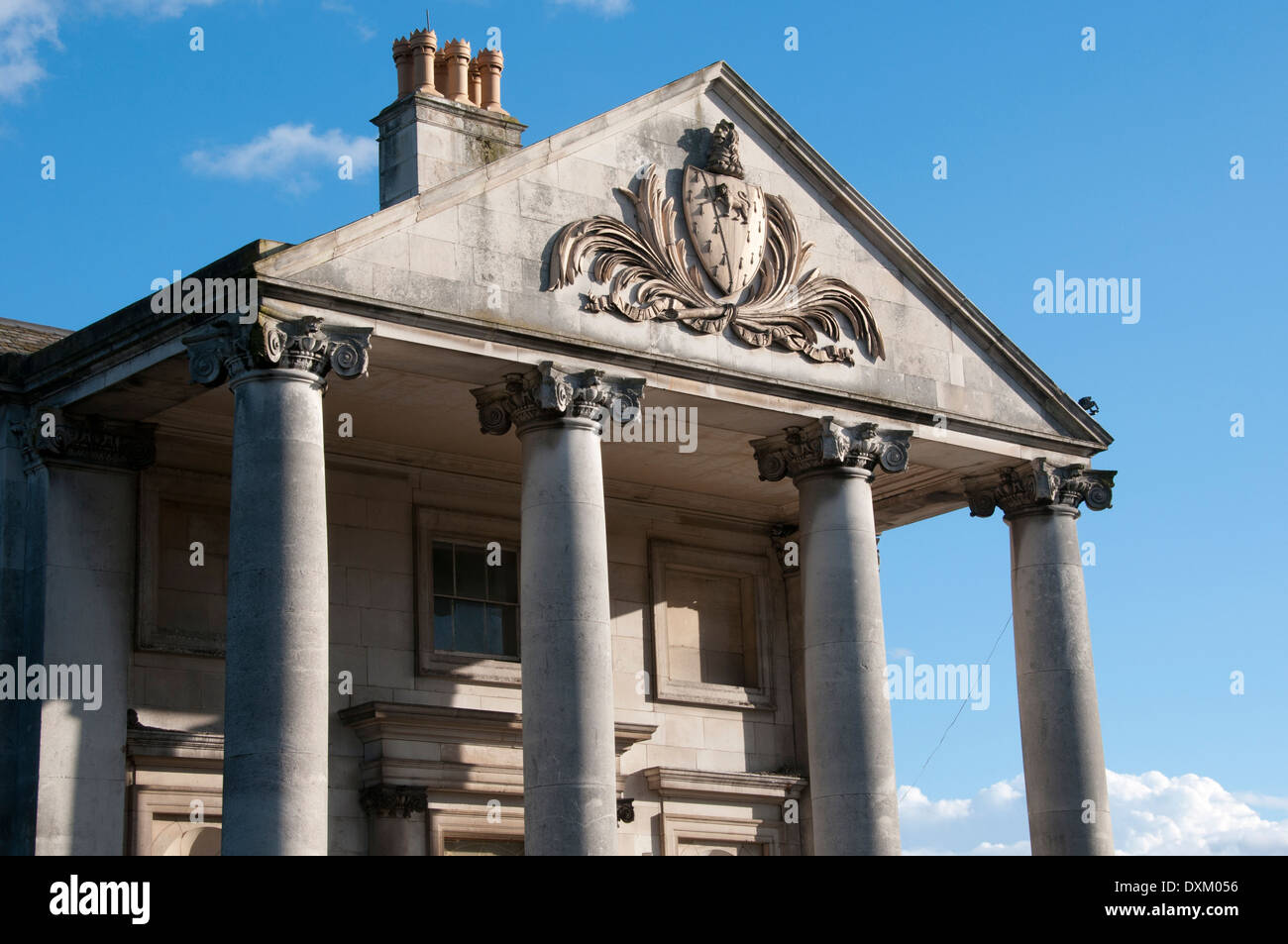 Der Portikus des Herrenhauses in Beckenham Place Park im Süden von London. Stockfoto