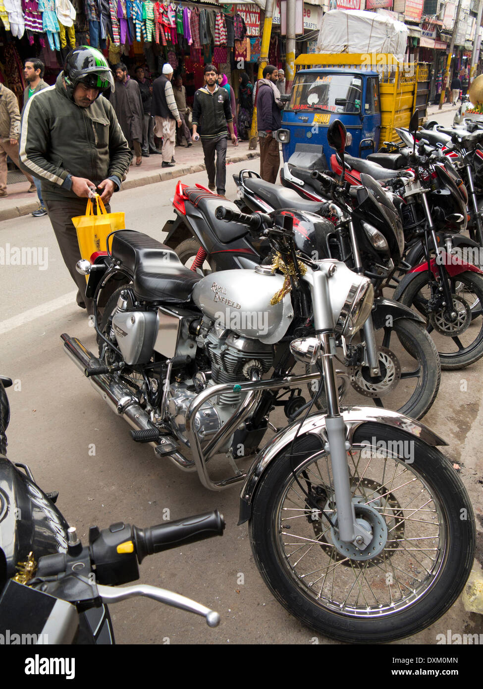 Indien, Jammu und Kaschmir, Jammu, Raghndath Basar, Royal Enfield Bullet Motorrad geparkt auf Straße Stockfoto