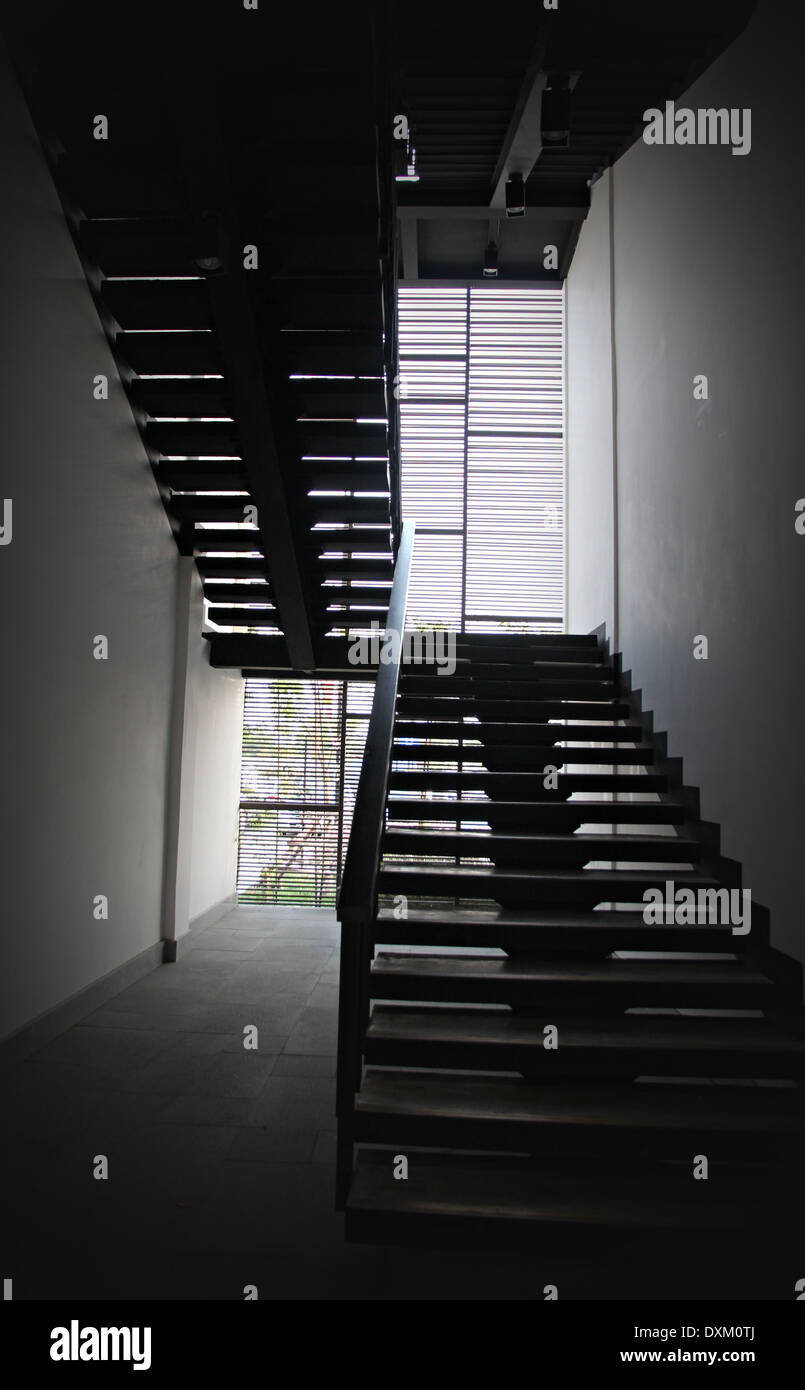 Treppen aus schwarzem Holz im Innenraum. Stockfoto