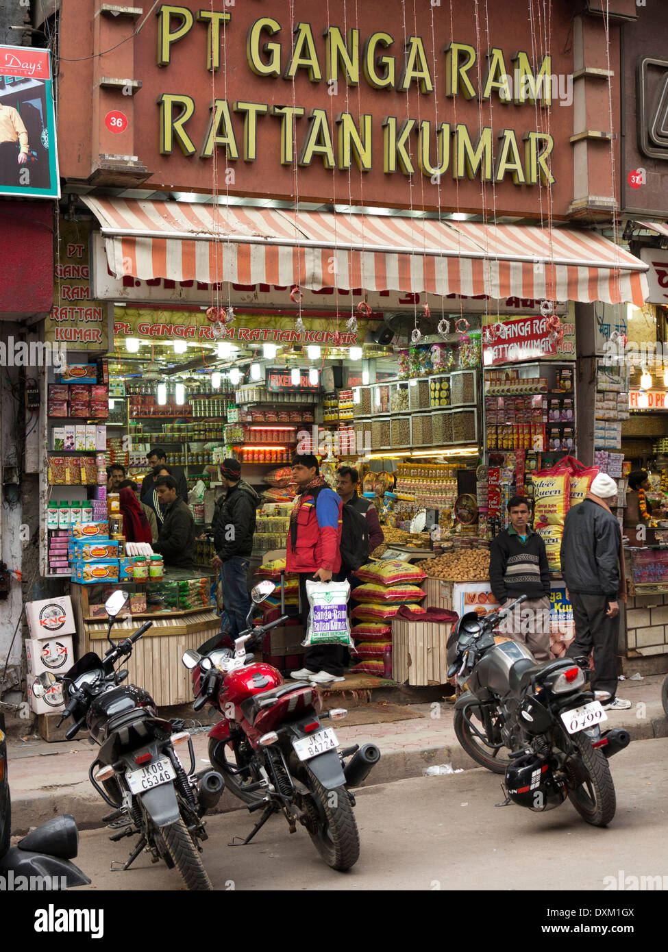 Indien, Jammu und Kaschmir, Jammu, Raghndath Basar, Shopper in Rattan Kumar Lebensmittelgeschäft Stockfoto