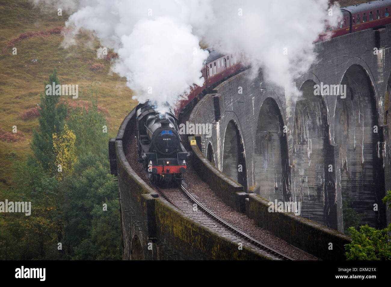 Die Jacobite Steam Engine auf der West Highland Line überqueren das Glenfinnan-Viadukt Stockfoto