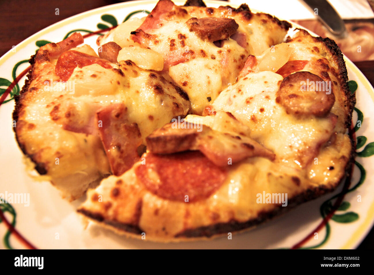Peperoni-Pizza in Schale auf den Tisch. Stockfoto