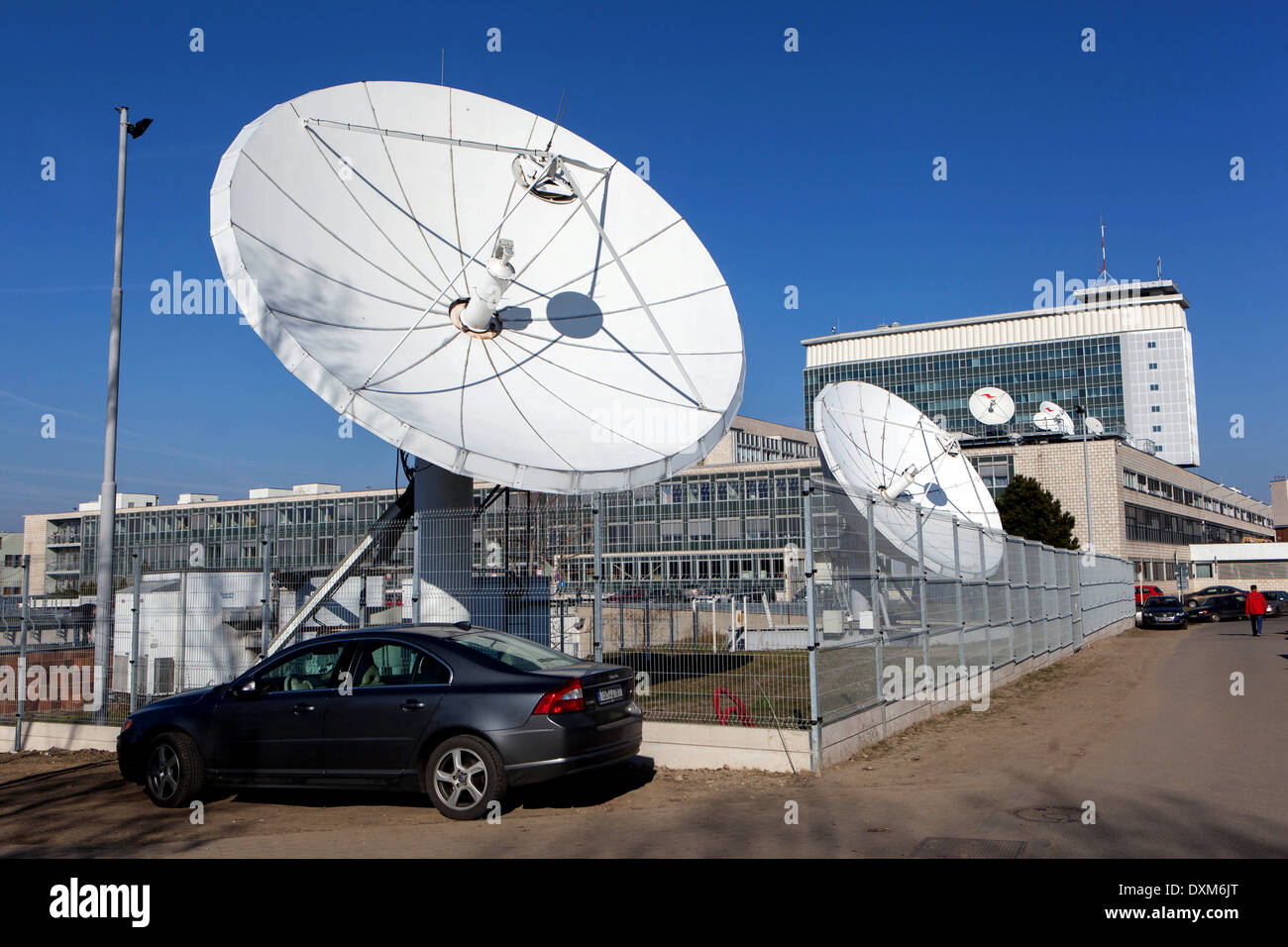 Satellitenschüssel, tschechischer Fernseher Stockfoto