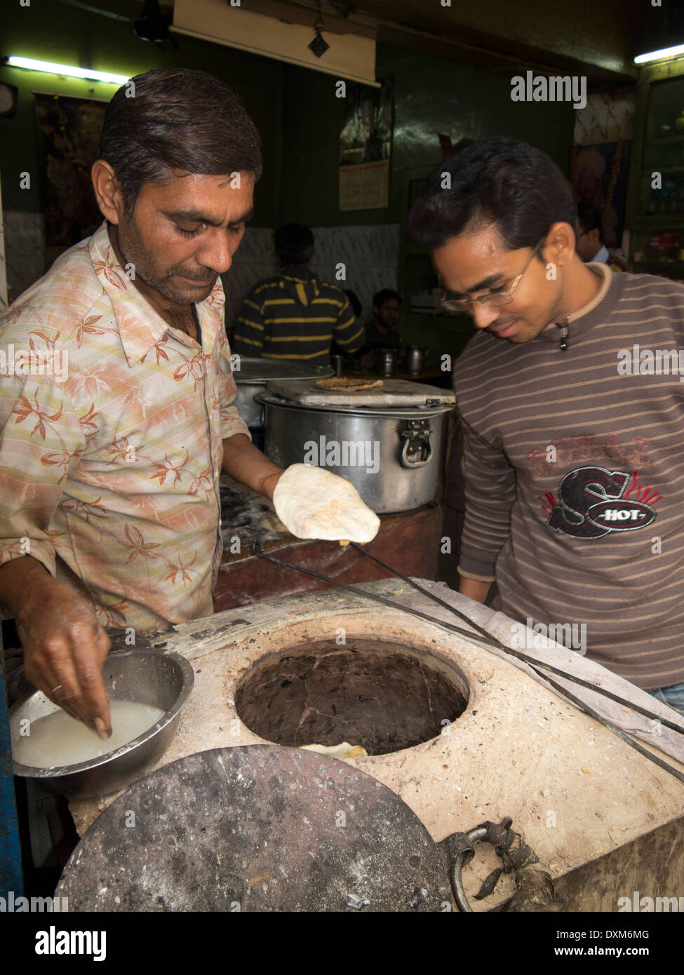 Indien, Jammu und Kaschmir und Jammu Rajinder Basar, Mann macht Nan-Brot im Tandoor-Ofen Stockfoto