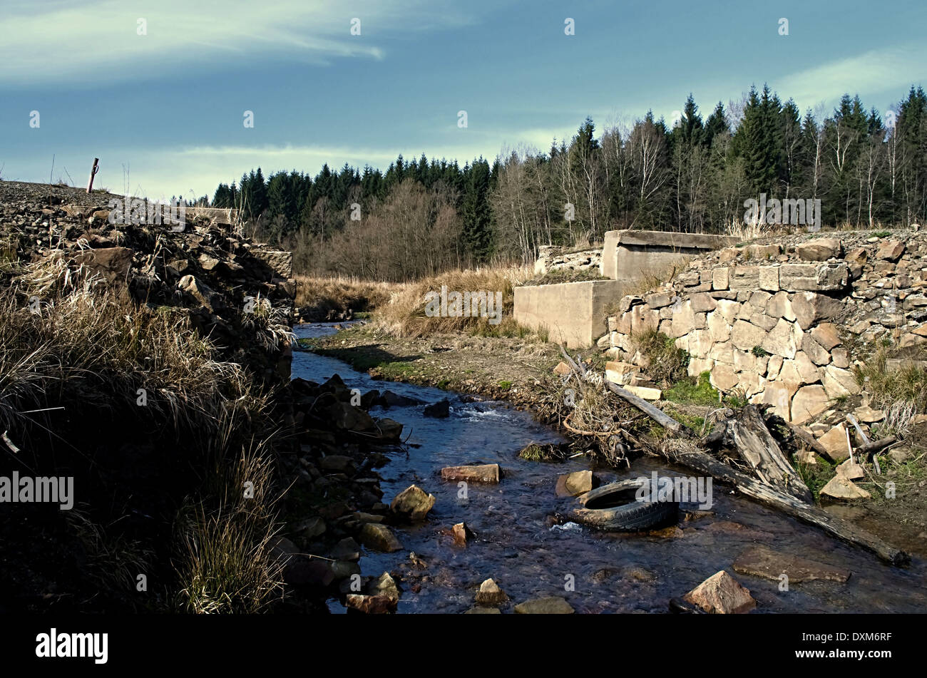 Ruinen der Brücke an der Unterseite des trockenen dam Šance Stockfoto