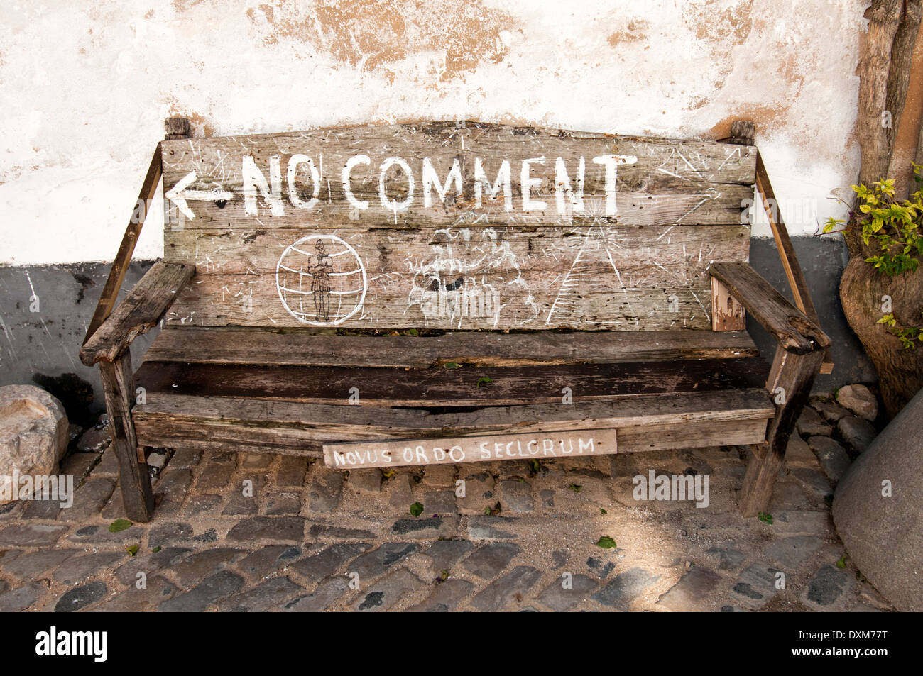 alten Holzbank mit "no Comment" graffiti Stockfoto